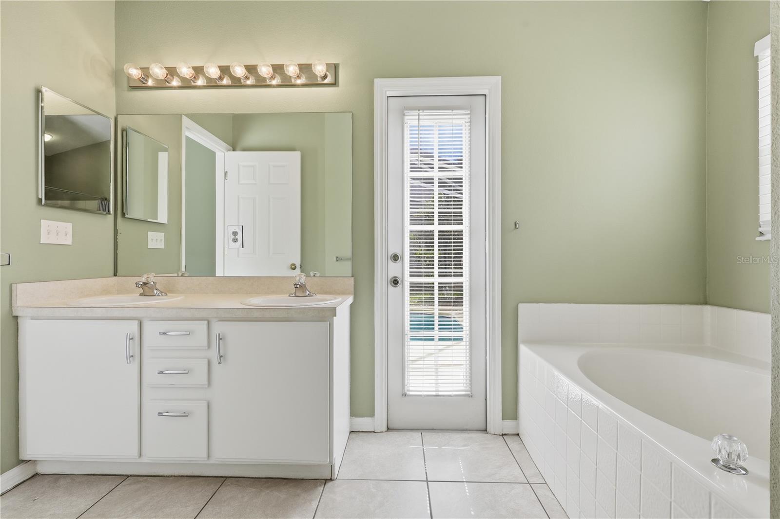 Image 23 of 41 For 917 Bloomingdale Drive