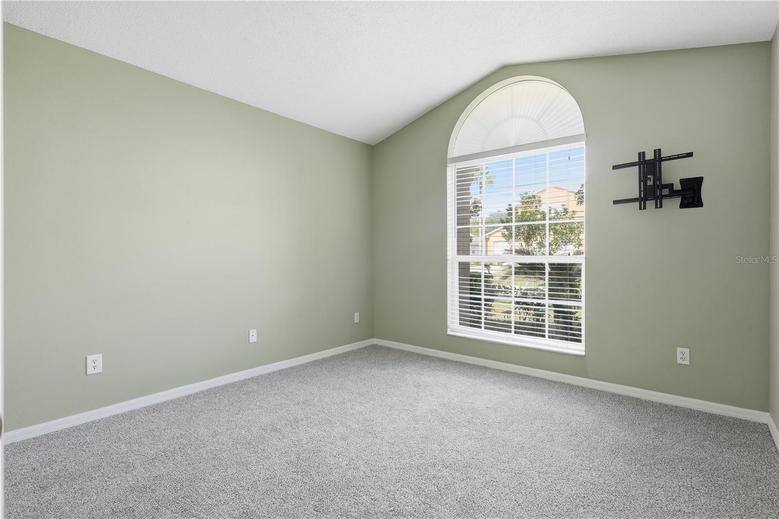 Image 26 of 41 For 917 Bloomingdale Drive