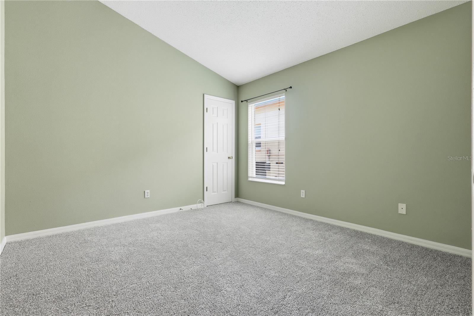 Image 29 of 41 For 917 Bloomingdale Drive