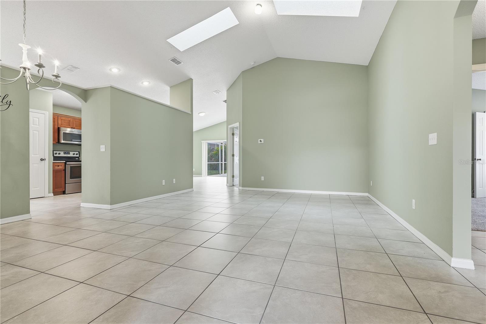 Image 8 of 41 For 917 Bloomingdale Drive