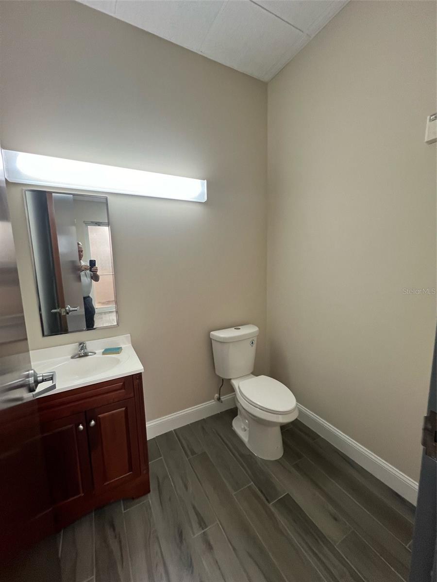 Image 6 of 11 For 6000 Turkey Lake Road 202