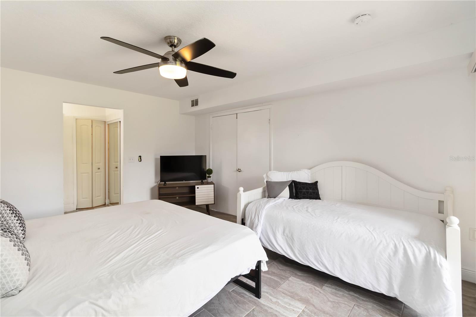 Image 12 of 24 For 5493 Pine Creek Drive 1904