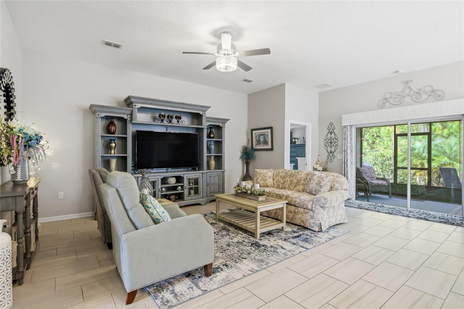 Image 16 of 48 For 594 Palace Drive