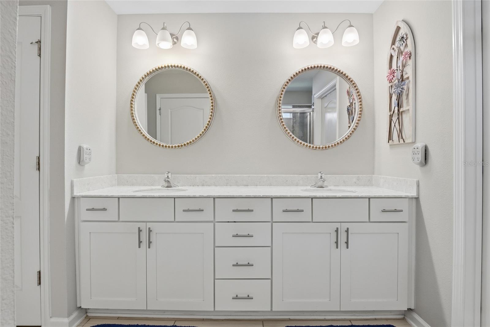 Image 20 of 48 For 594 Palace Drive