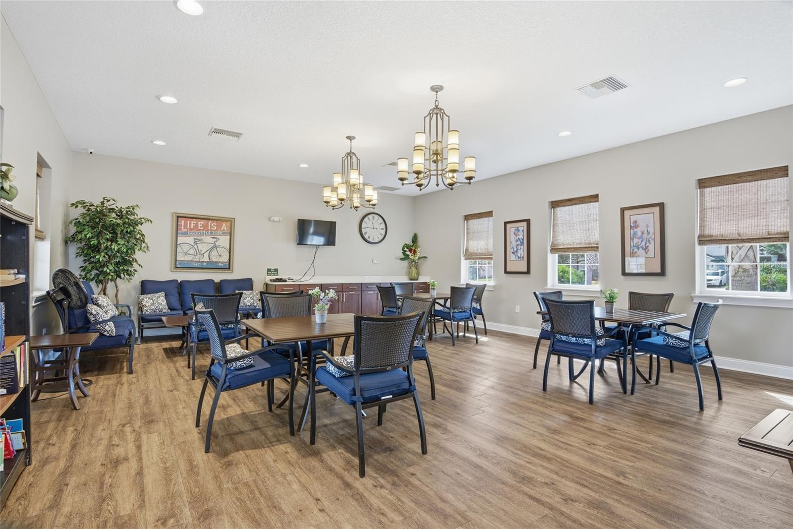 Image 41 of 48 For 594 Palace Drive