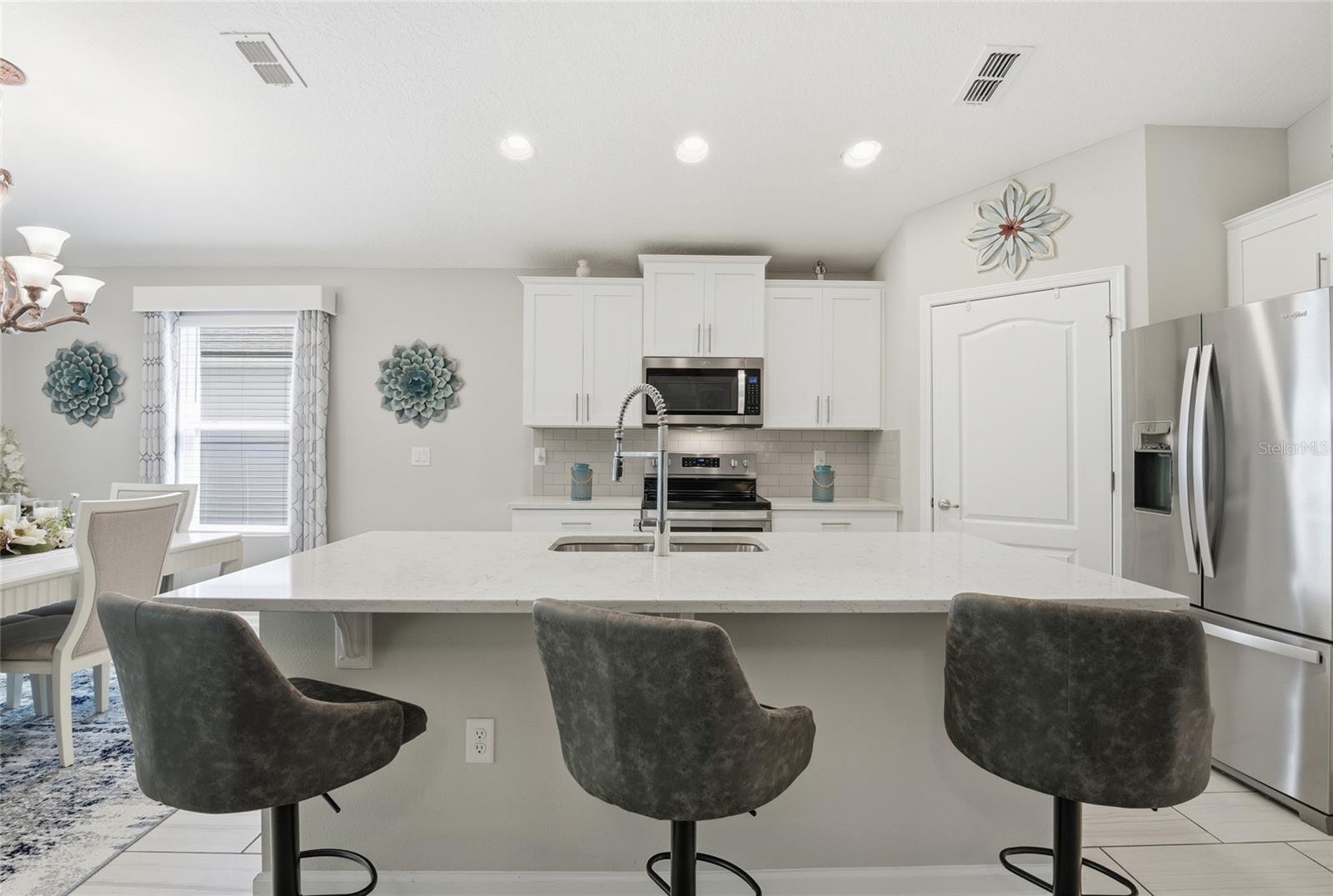 Image 7 of 48 For 594 Palace Drive