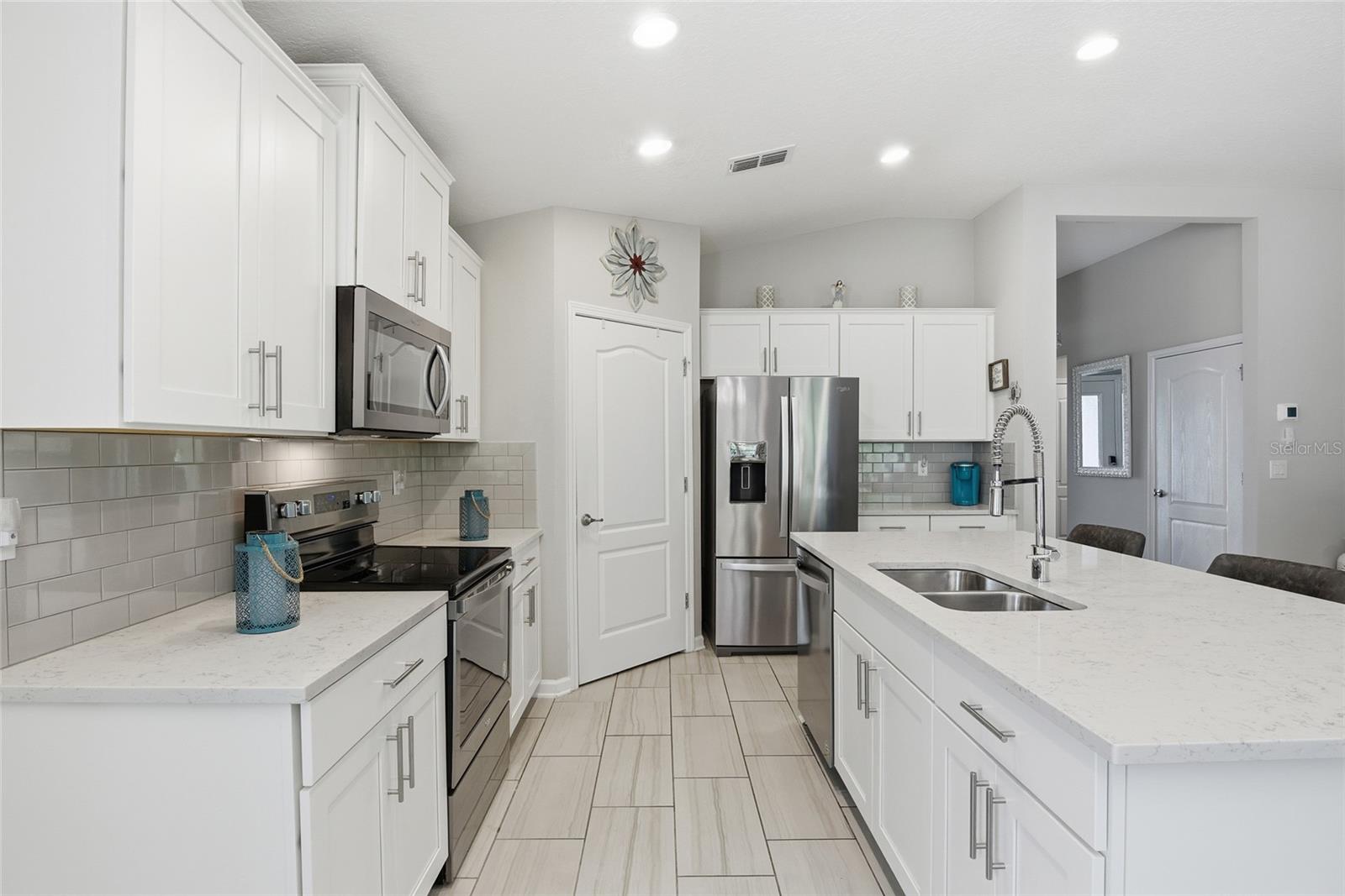 Image 8 of 48 For 594 Palace Drive