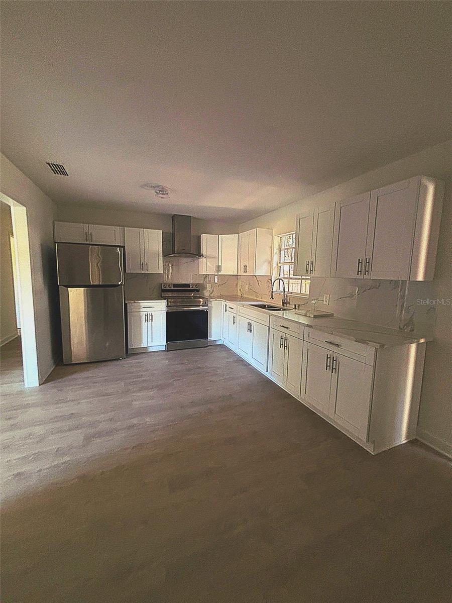 Image 5 of 34 For 720 Swiss Drive