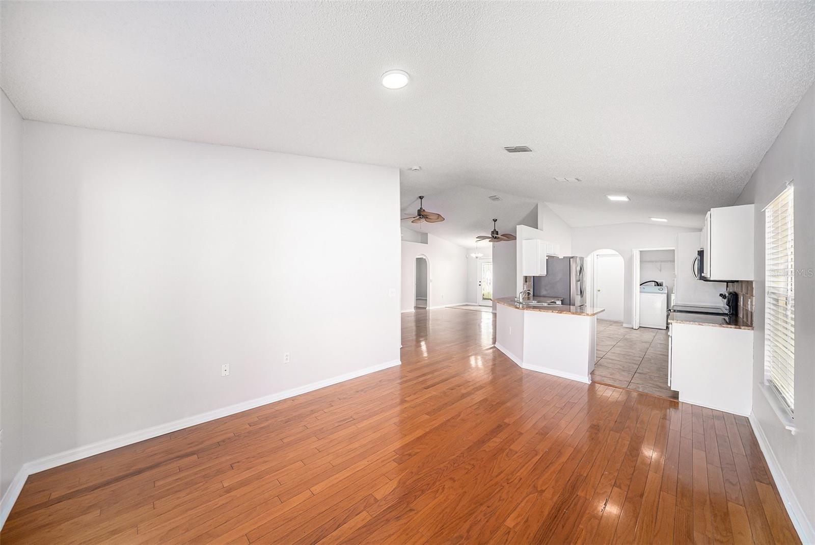 Listing photo id 3 for 5508 Treig Lane