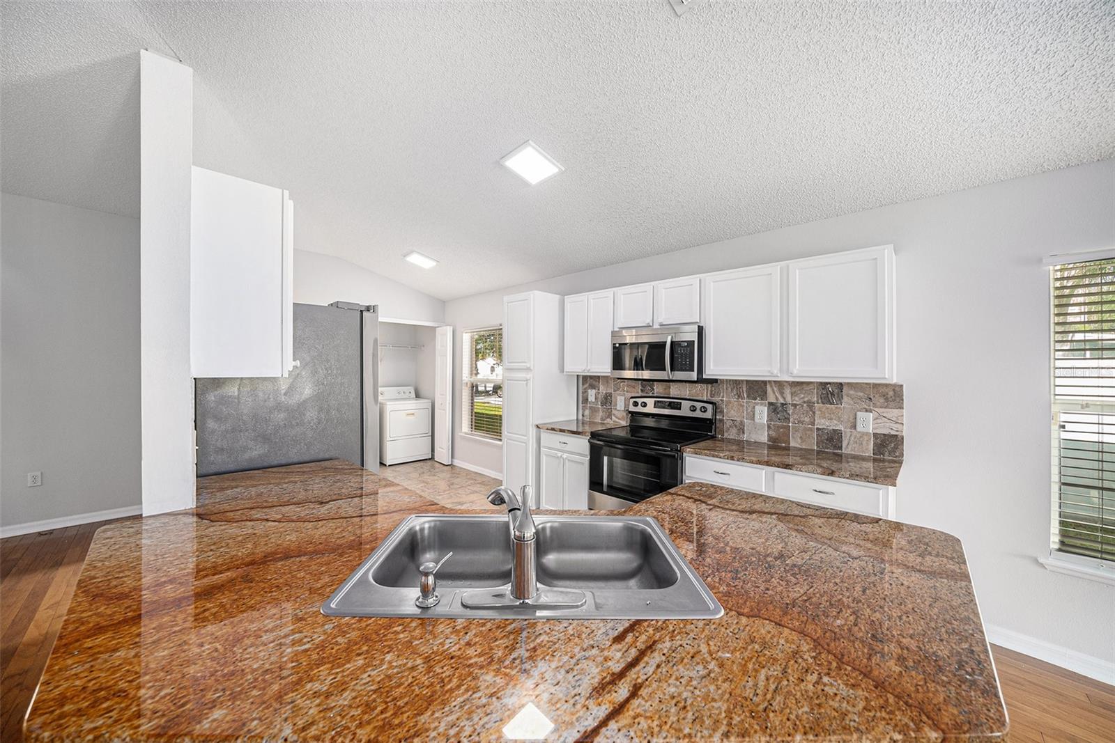 Listing photo id 5 for 5508 Treig Lane