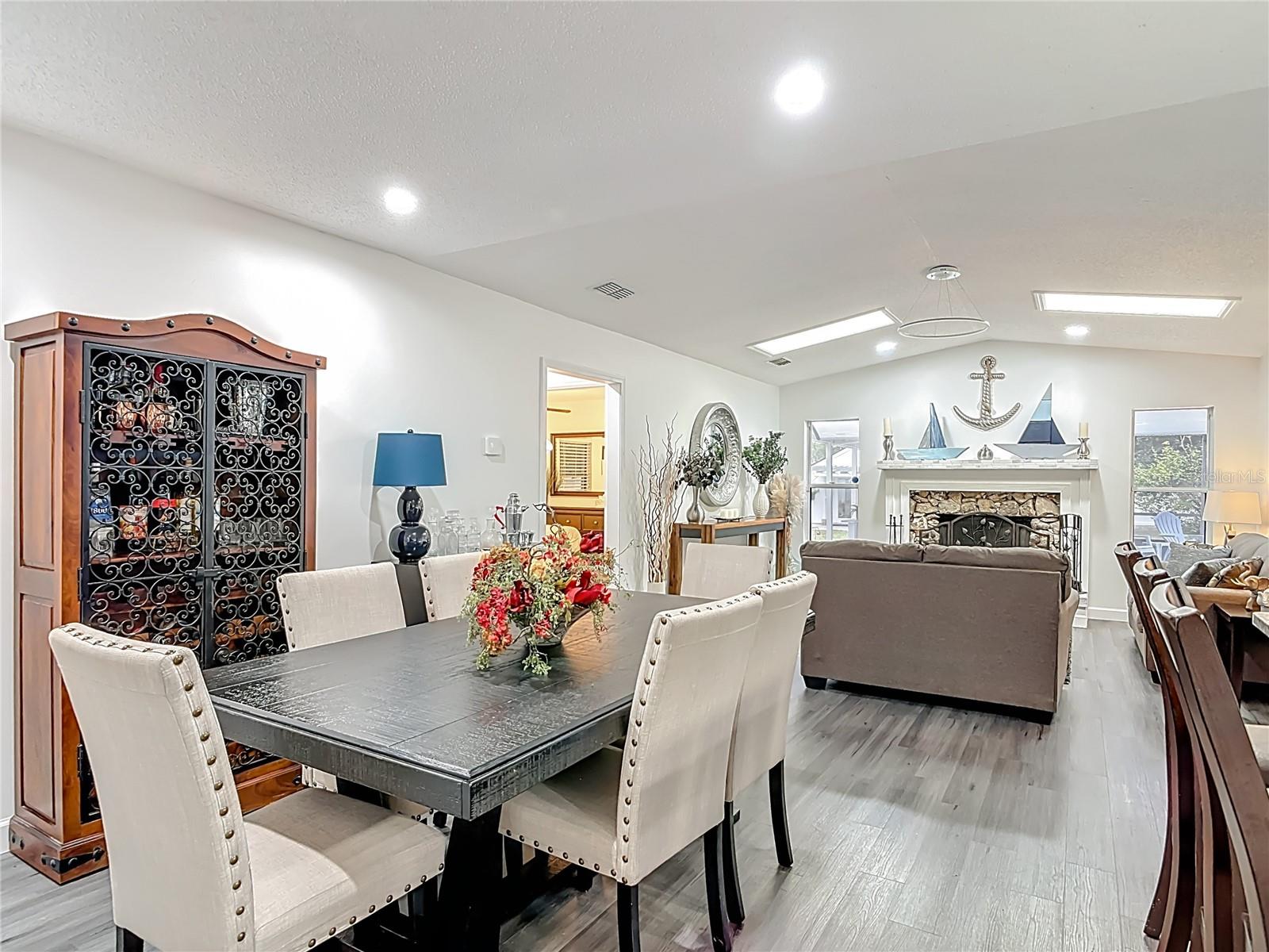 Image 14 of 50 For 560 Saxon Boulevard