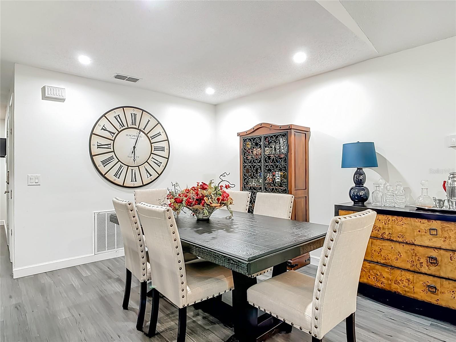 Image 15 of 50 For 560 Saxon Boulevard