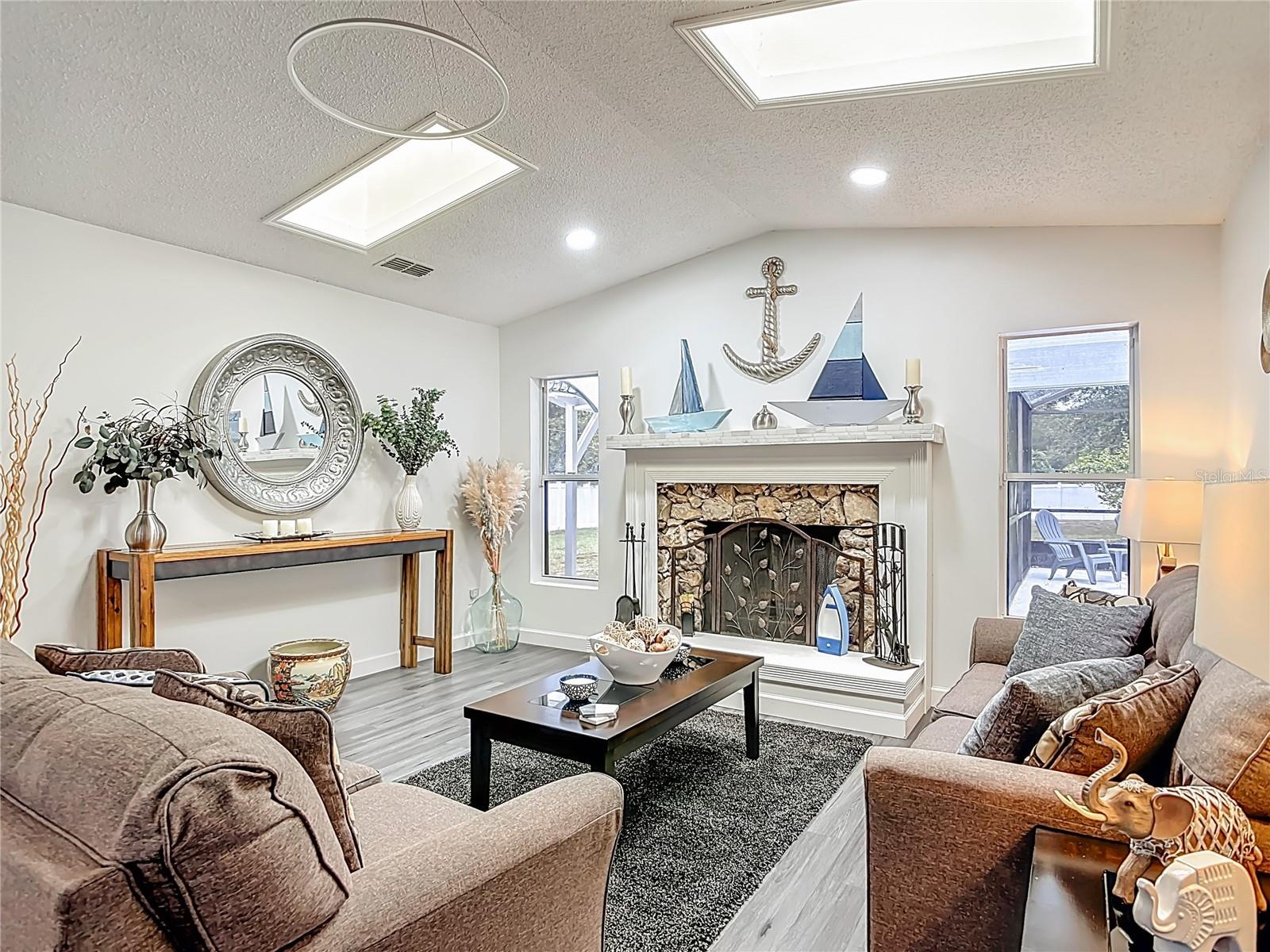 Image 18 of 50 For 560 Saxon Boulevard