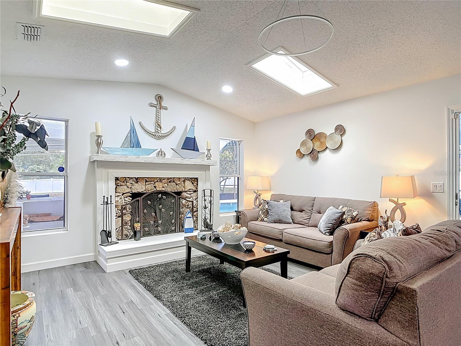 Image 19 of 50 For 560 Saxon Boulevard