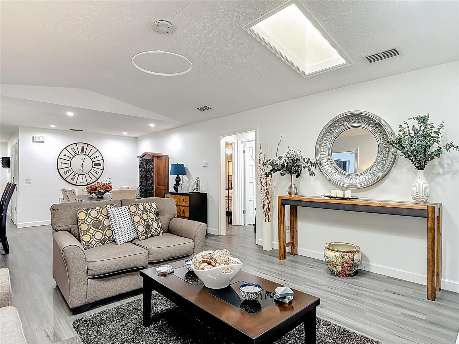 Image 21 of 50 For 560 Saxon Boulevard