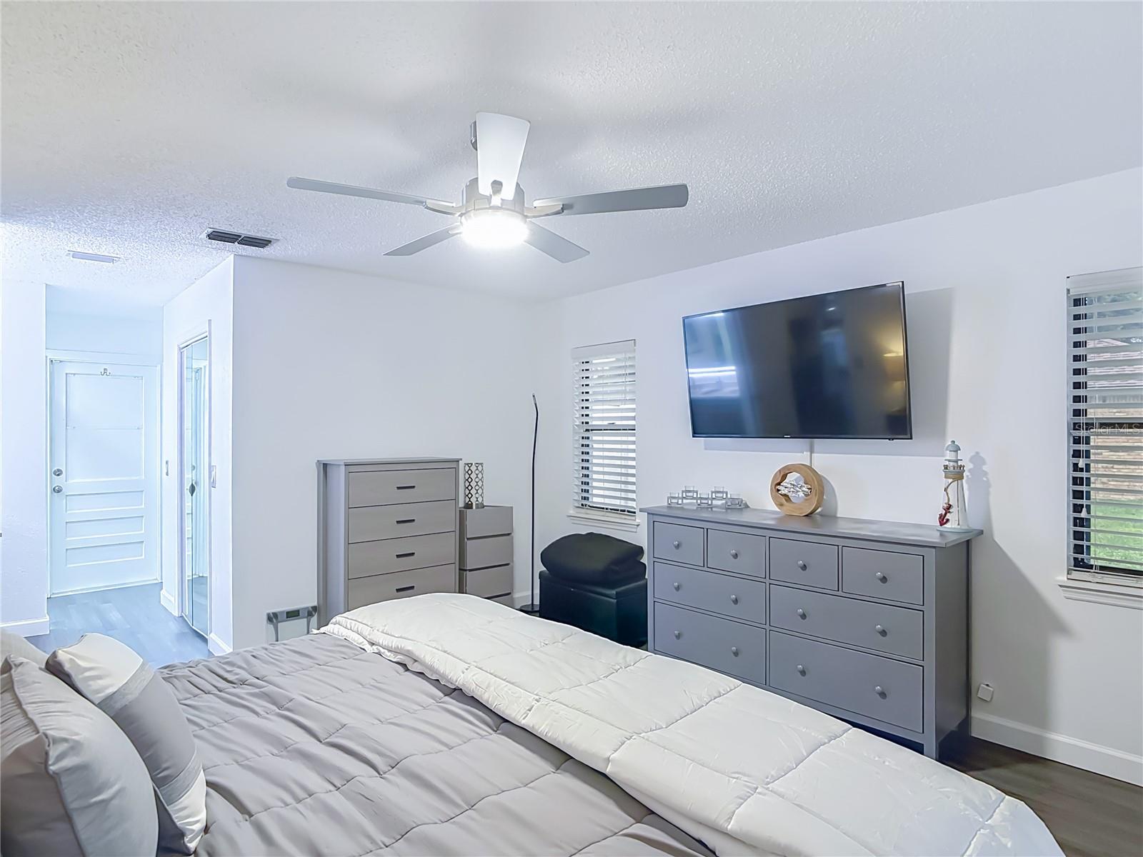 Image 22 of 50 For 560 Saxon Boulevard