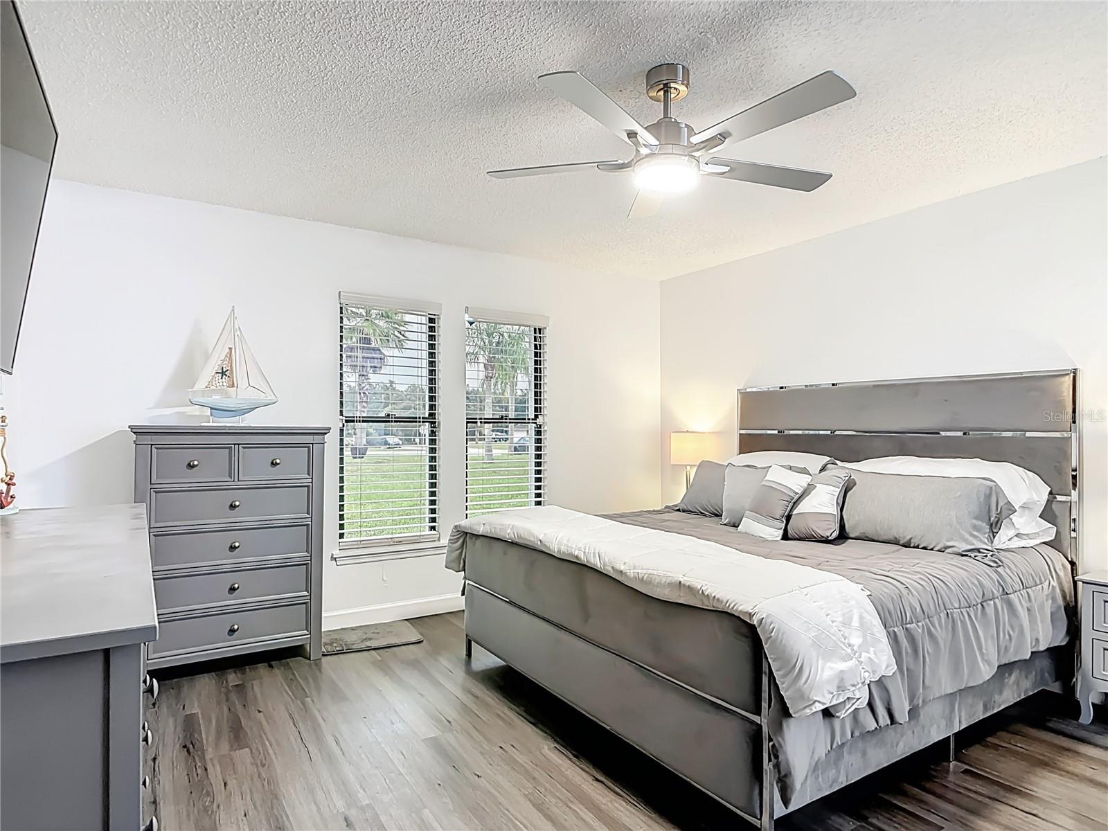 Image 23 of 50 For 560 Saxon Boulevard