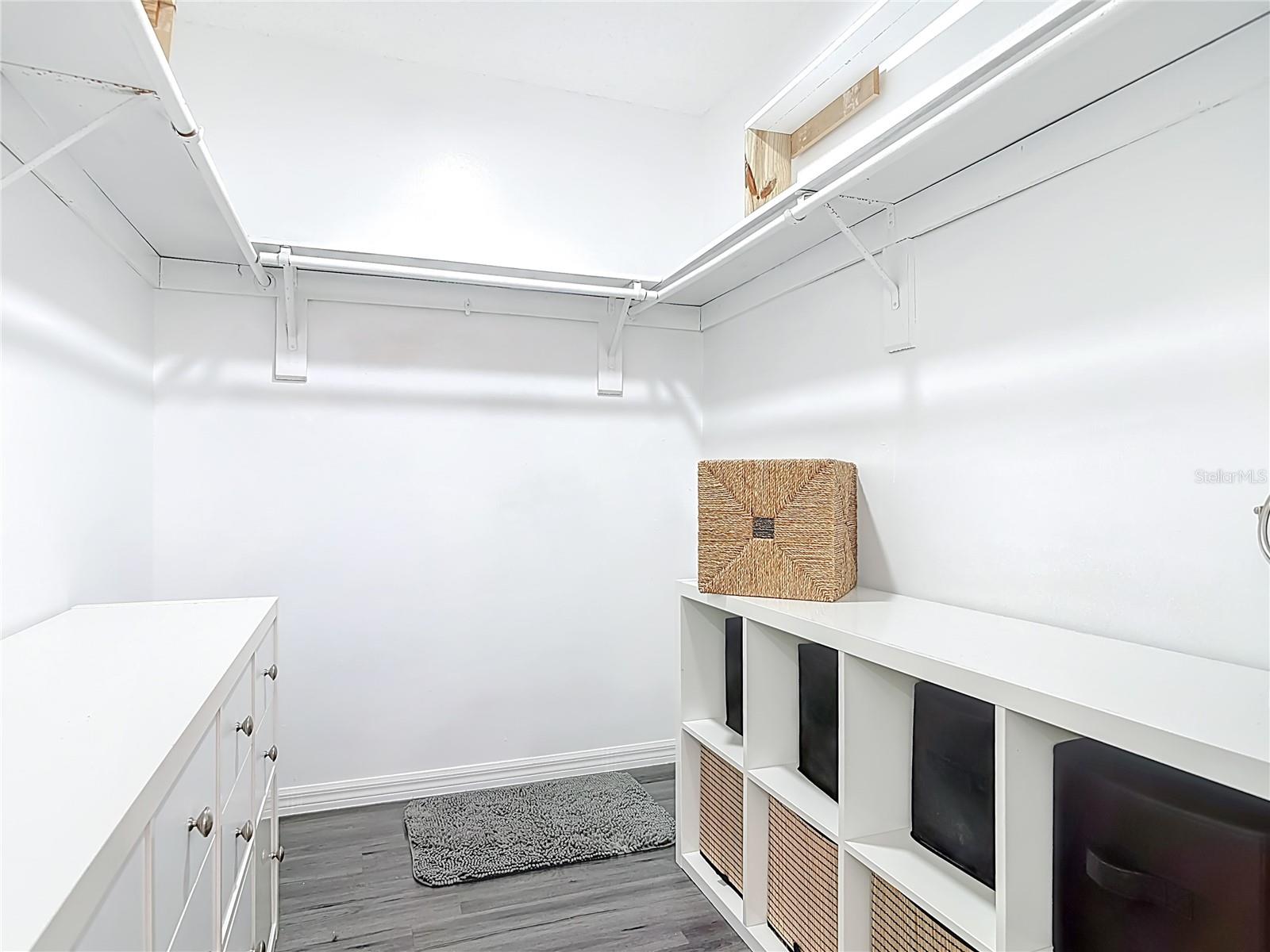 Image 32 of 50 For 560 Saxon Boulevard