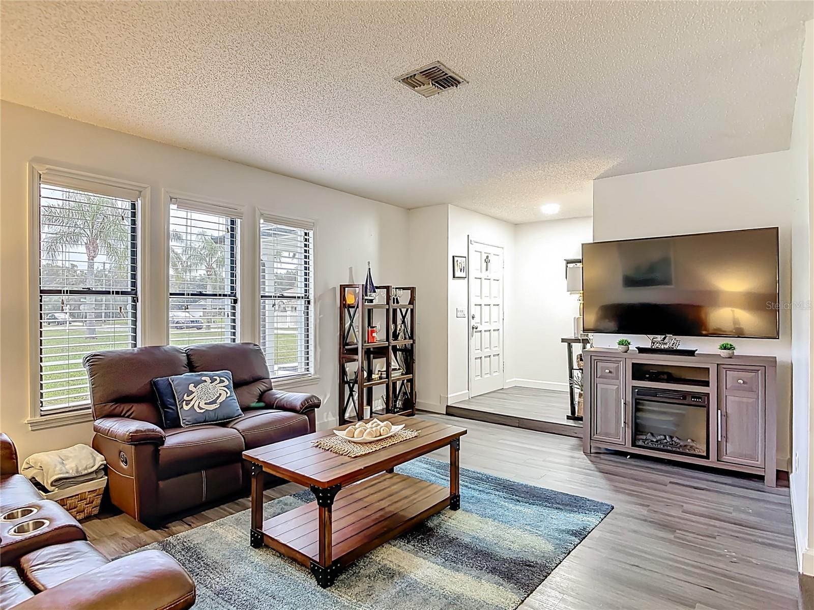 Image 5 of 50 For 560 Saxon Boulevard