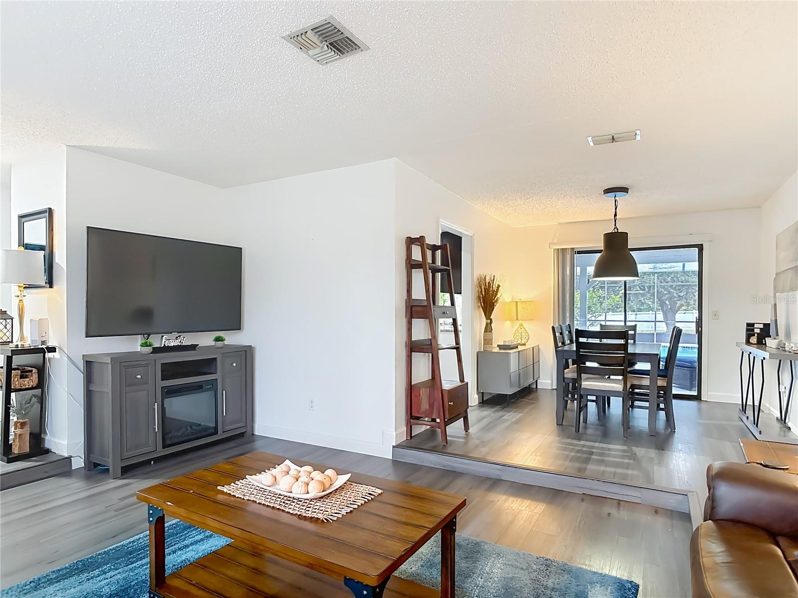 Image 6 of 50 For 560 Saxon Boulevard