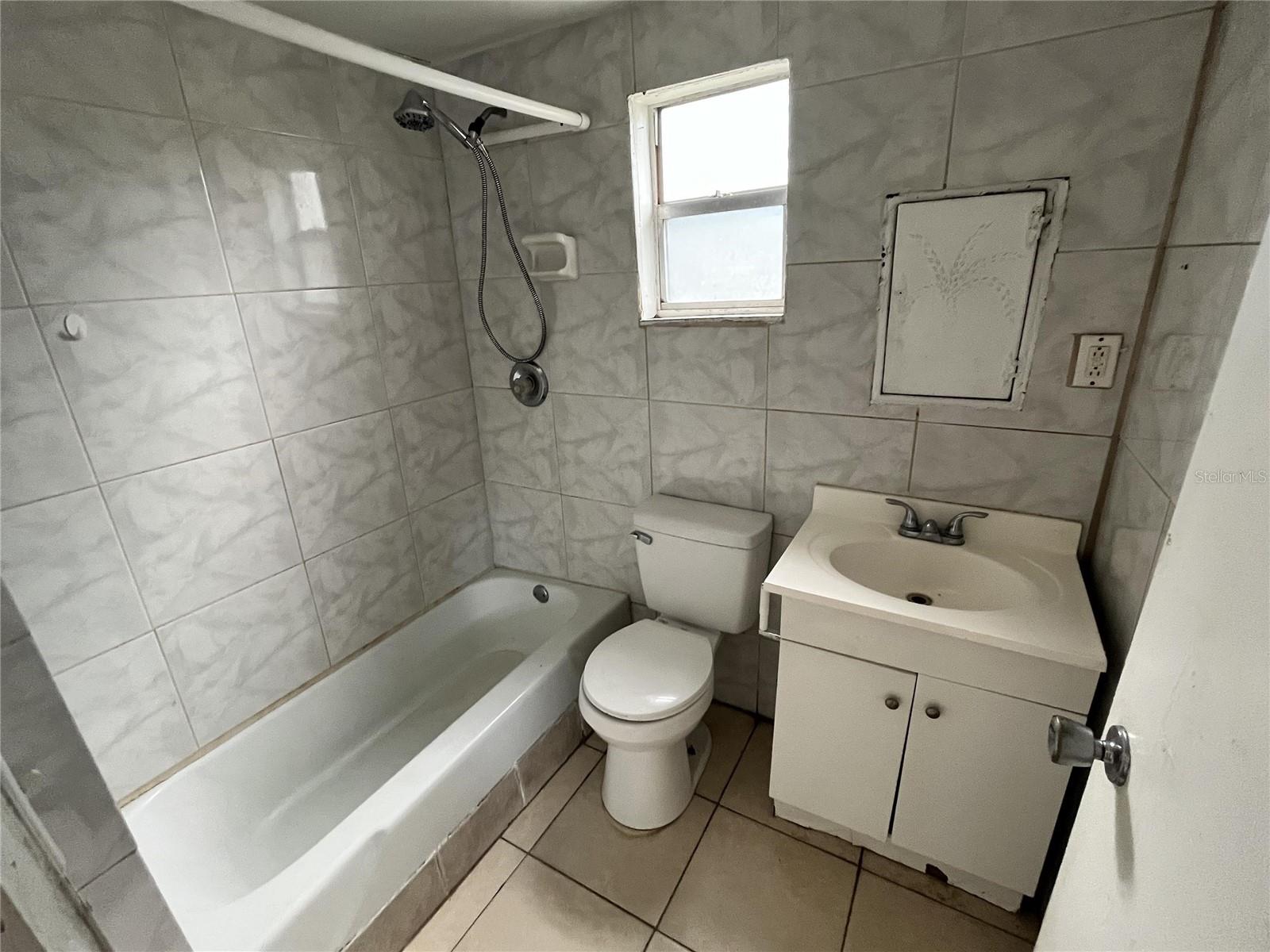 Image 5 of 11 For 124 Daytona Avenue 1