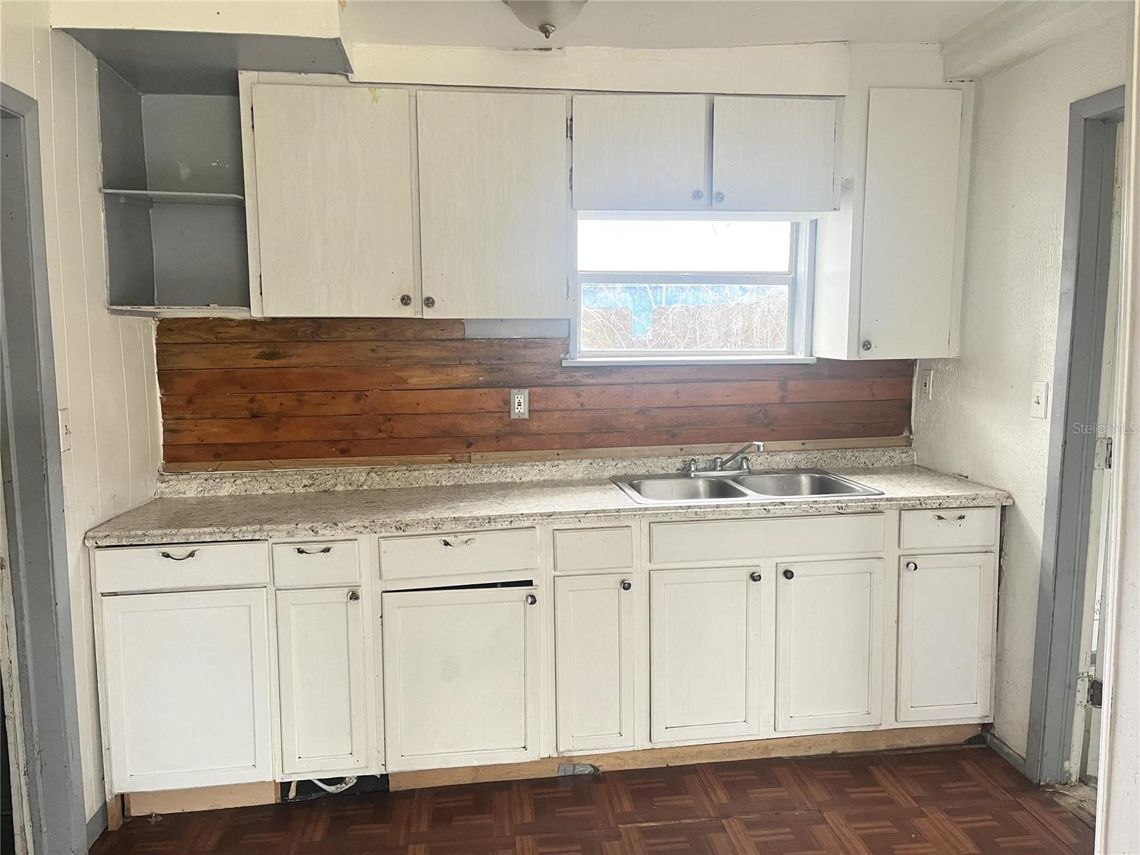 Image 6 of 11 For 124 Daytona Avenue 1