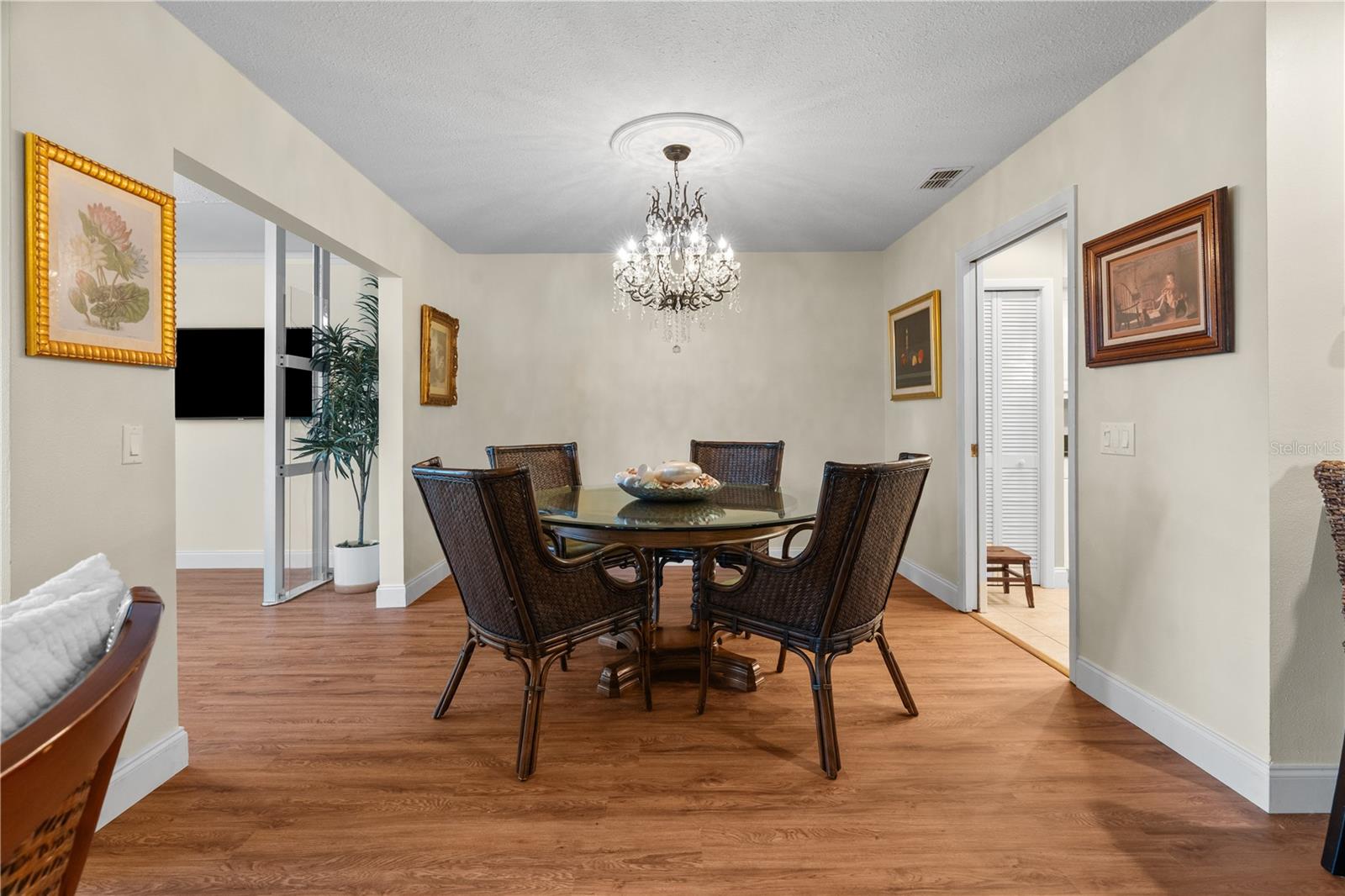 Image 17 of 53 For 623 Red Oak Circle 109