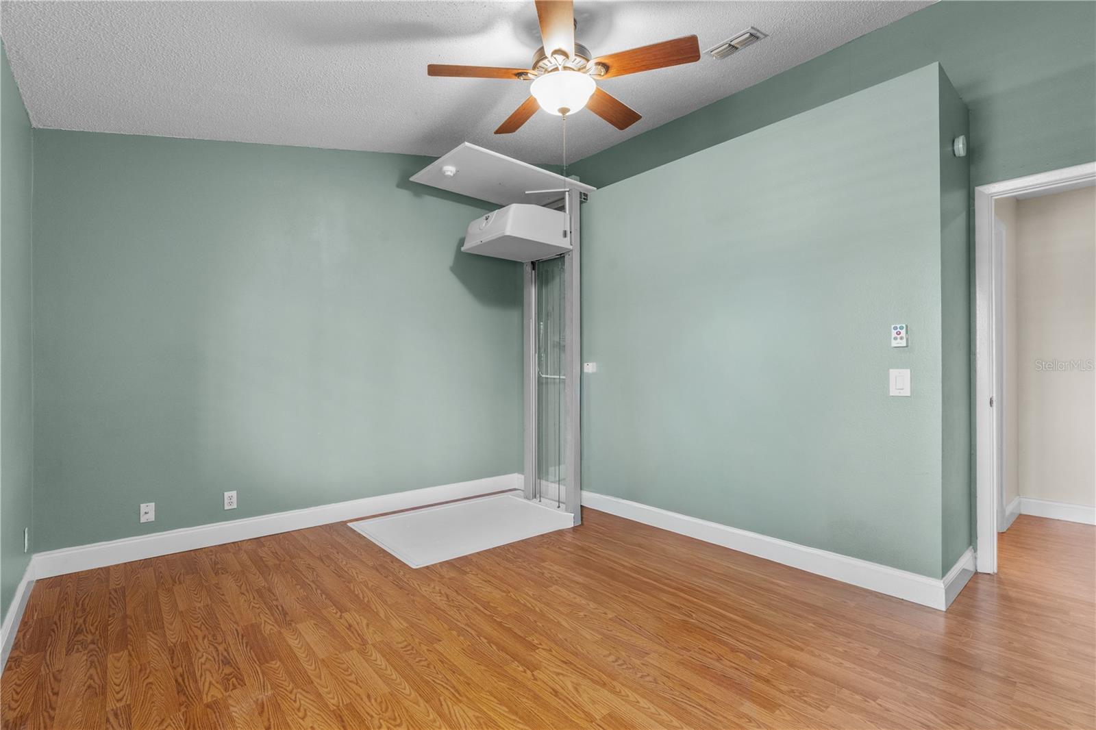 Image 28 of 53 For 623 Red Oak Circle 109