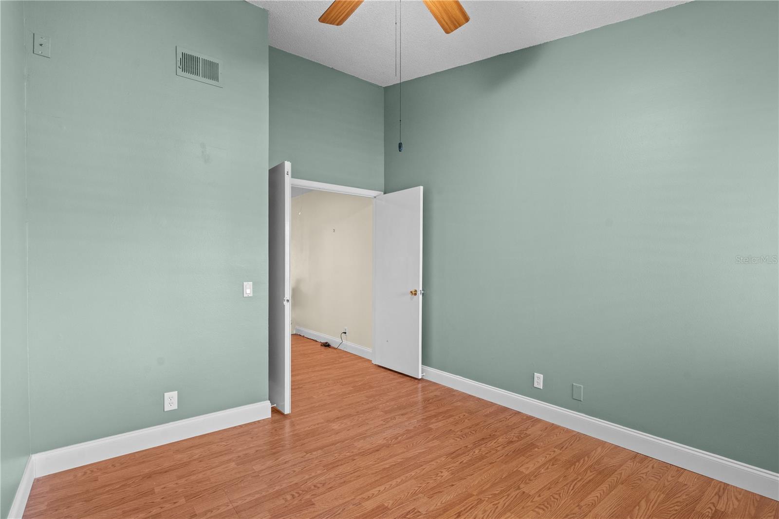 Image 34 of 53 For 623 Red Oak Circle 109