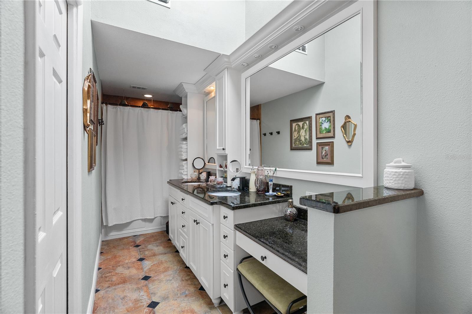 Image 38 of 53 For 623 Red Oak Circle 109