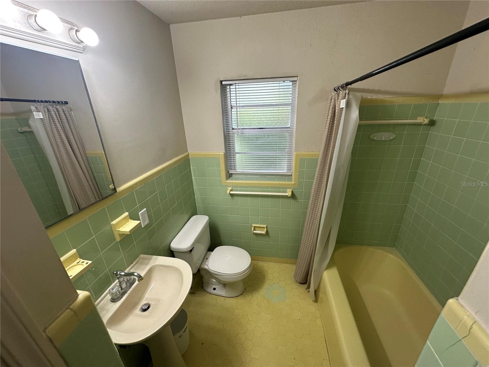 Image 8 of 12 For 918 Gloriosa Avenue