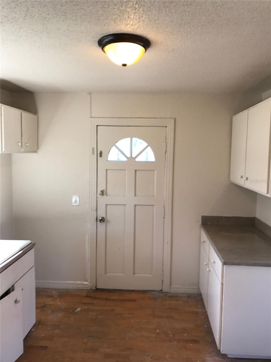 Image 3 of 10 For 353 Pearlwood Street