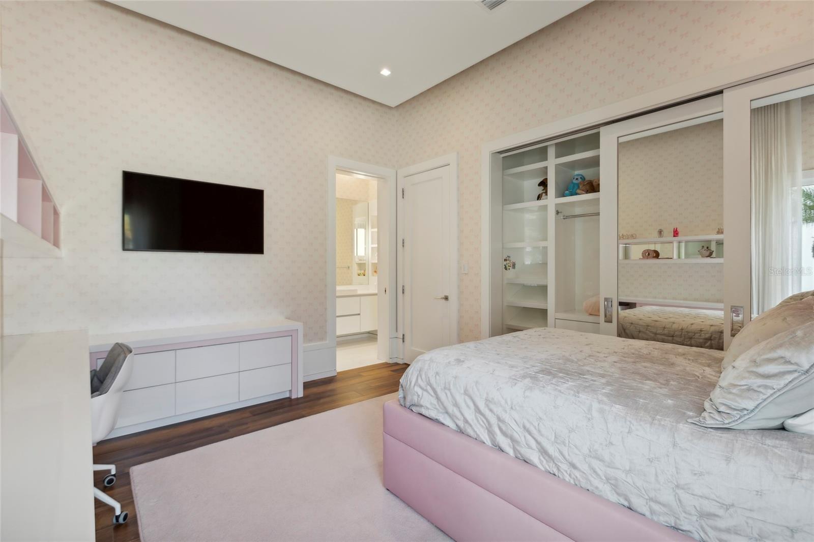 Image 40 of 76 For 6149 Grosvenor Shore Dr