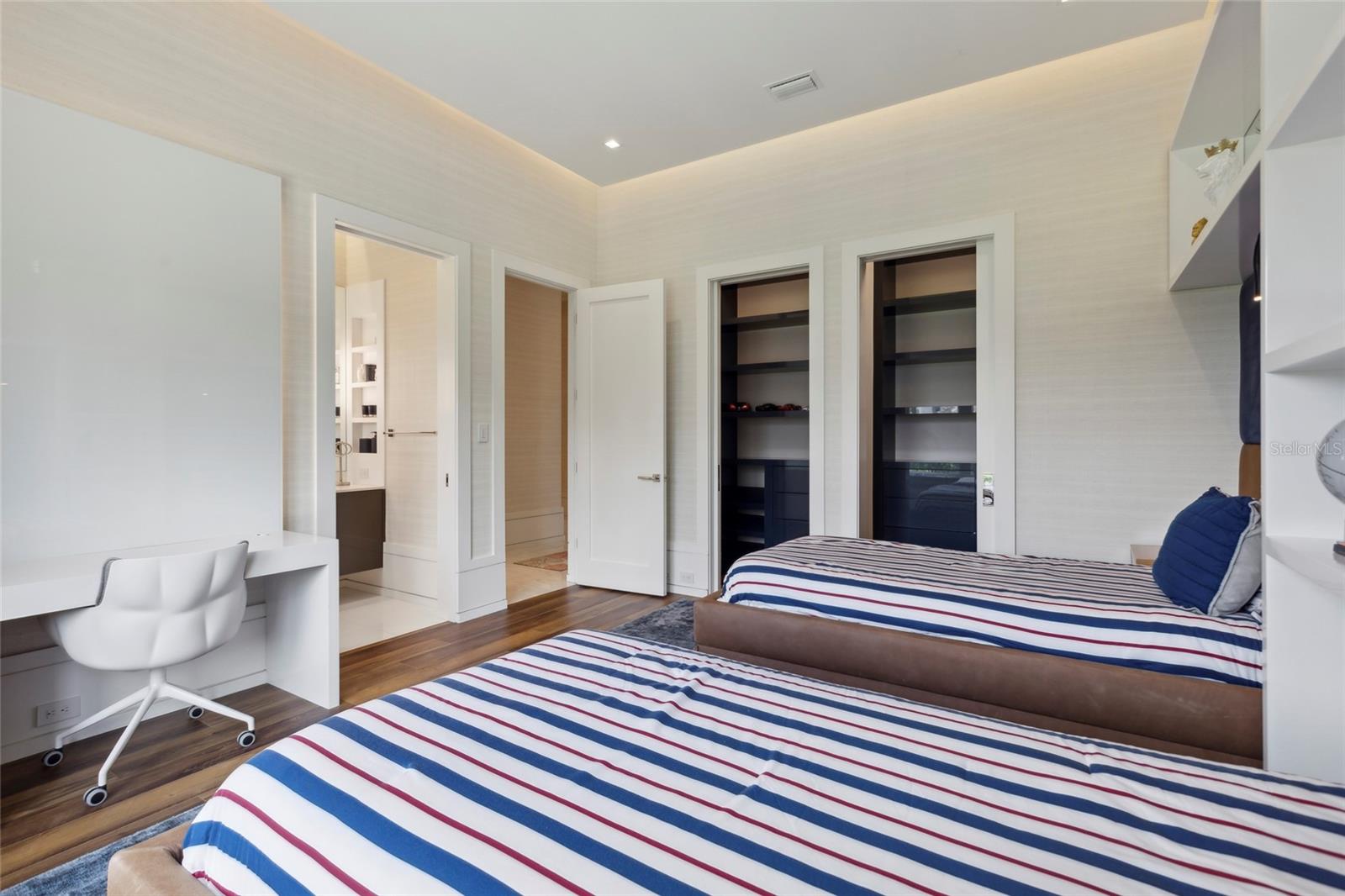 Image 43 of 76 For 6149 Grosvenor Shore Dr