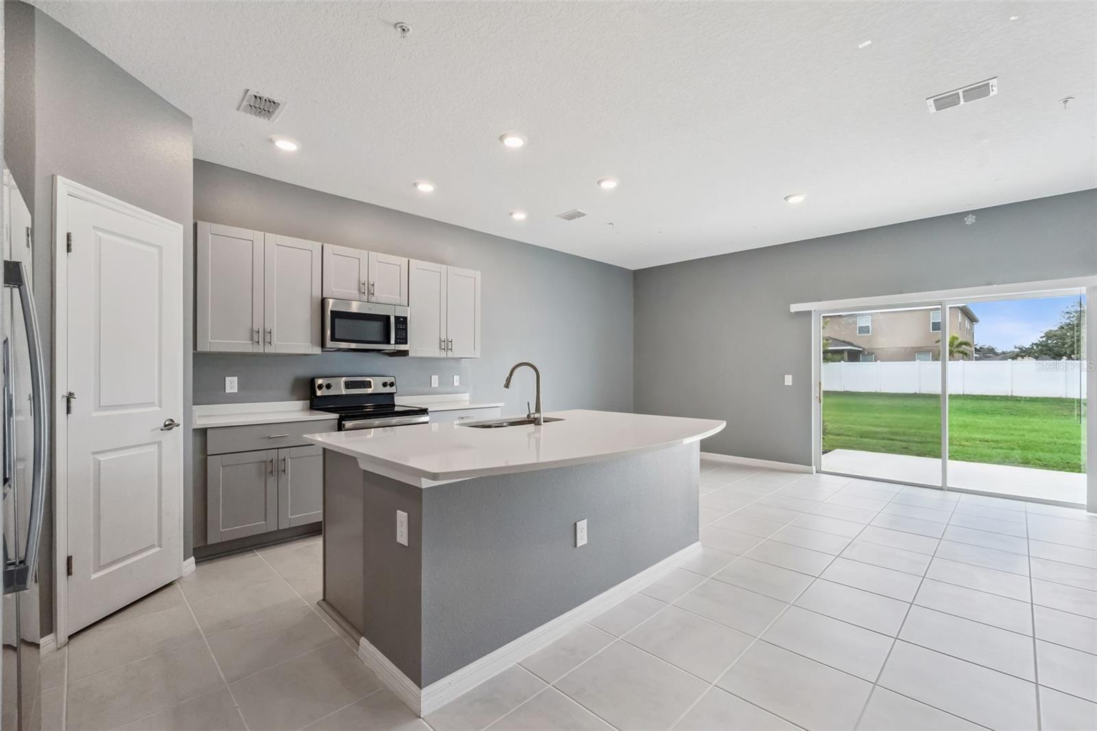 Image 3 of 20 For 4431 Arlington Avenue