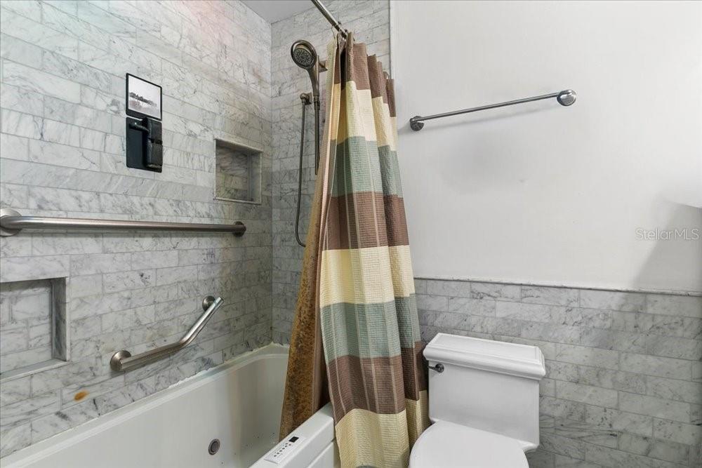 Image 21 of 25 For 440 Newton Place