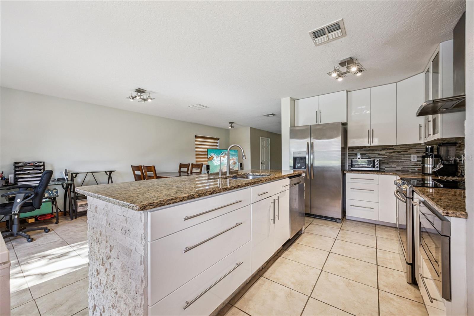 Image 16 of 57 For 596 Cresting Oak Circle 25