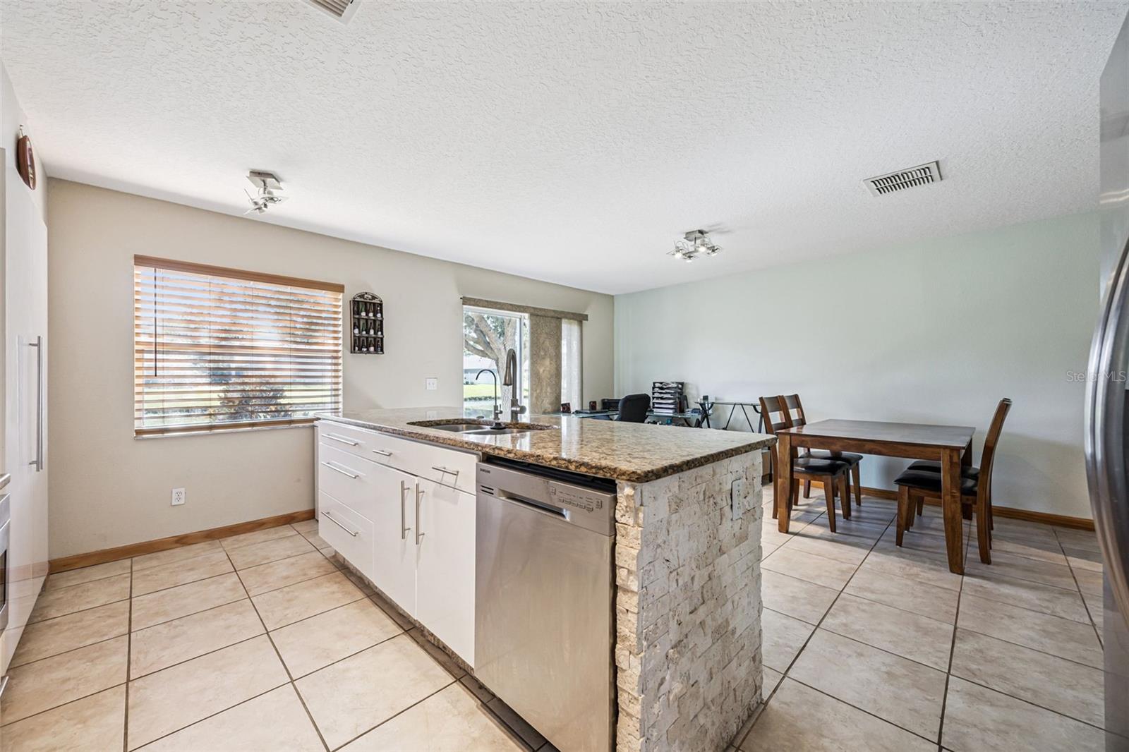 Image 17 of 57 For 596 Cresting Oak Circle 25