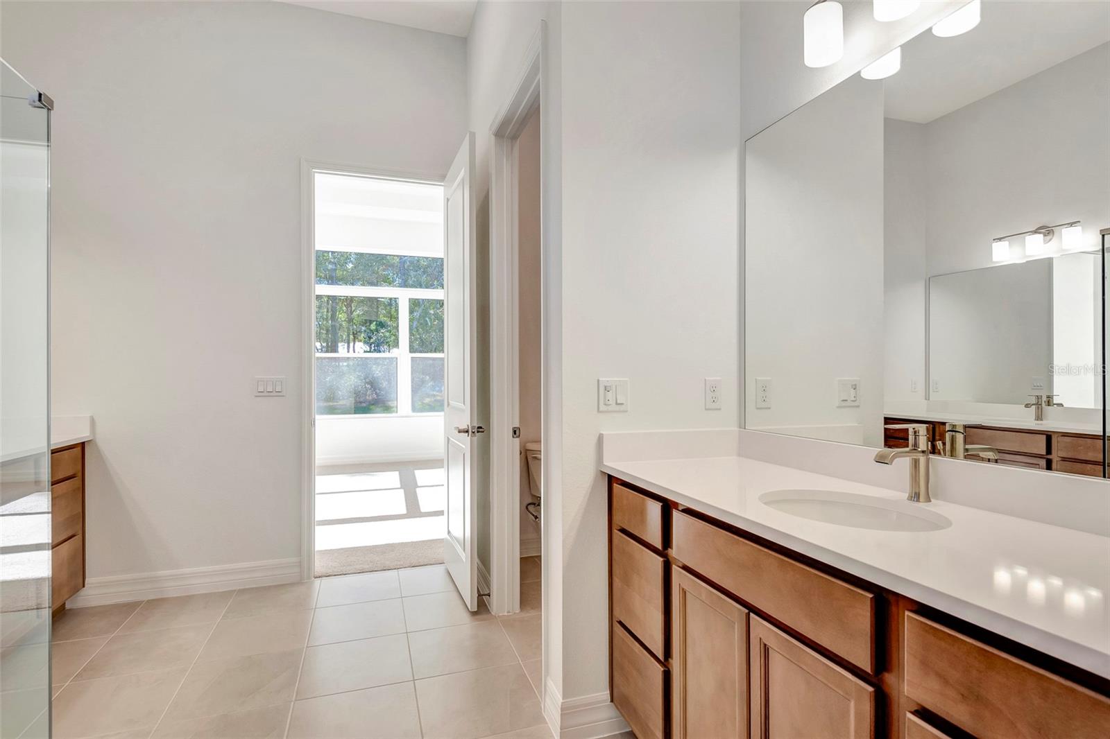 Listing photo id 8 for 1058 Liliana Drive