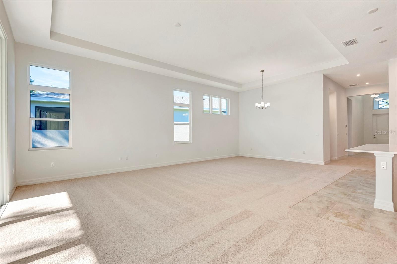 Listing photo id 14 for 1058 Liliana Drive