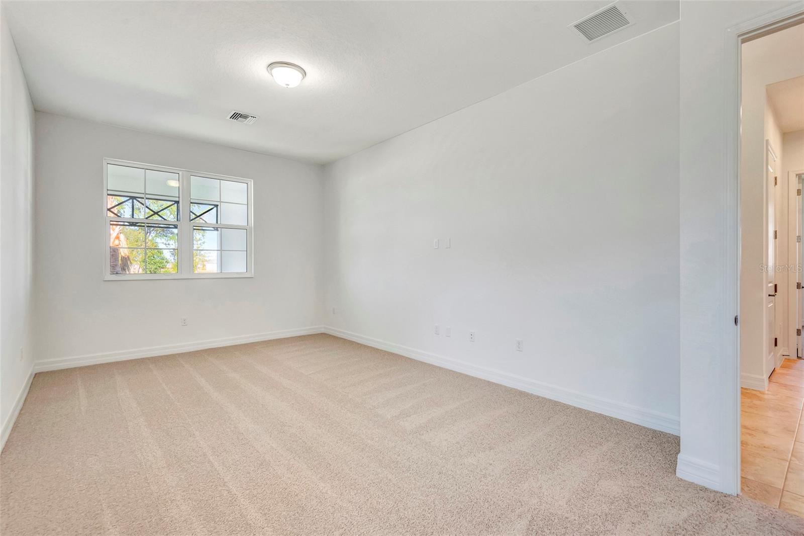 Listing photo id 15 for 1058 Liliana Drive