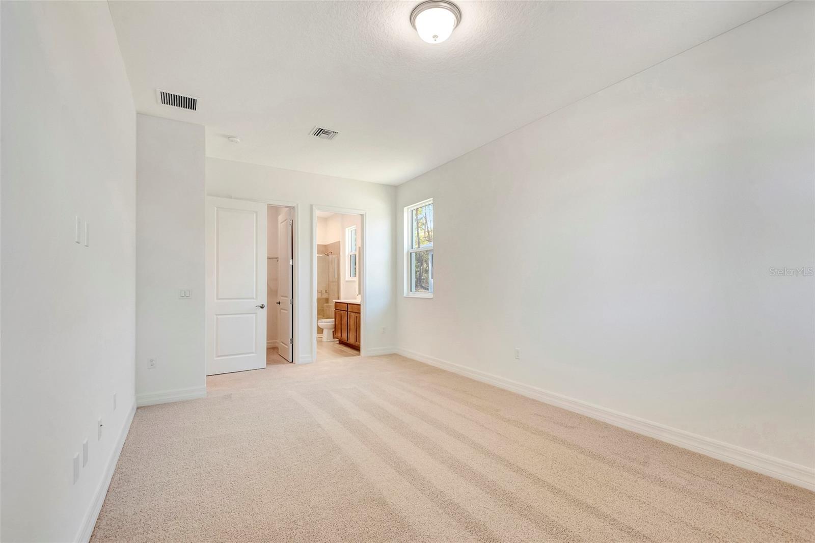 Listing photo id 16 for 1058 Liliana Drive