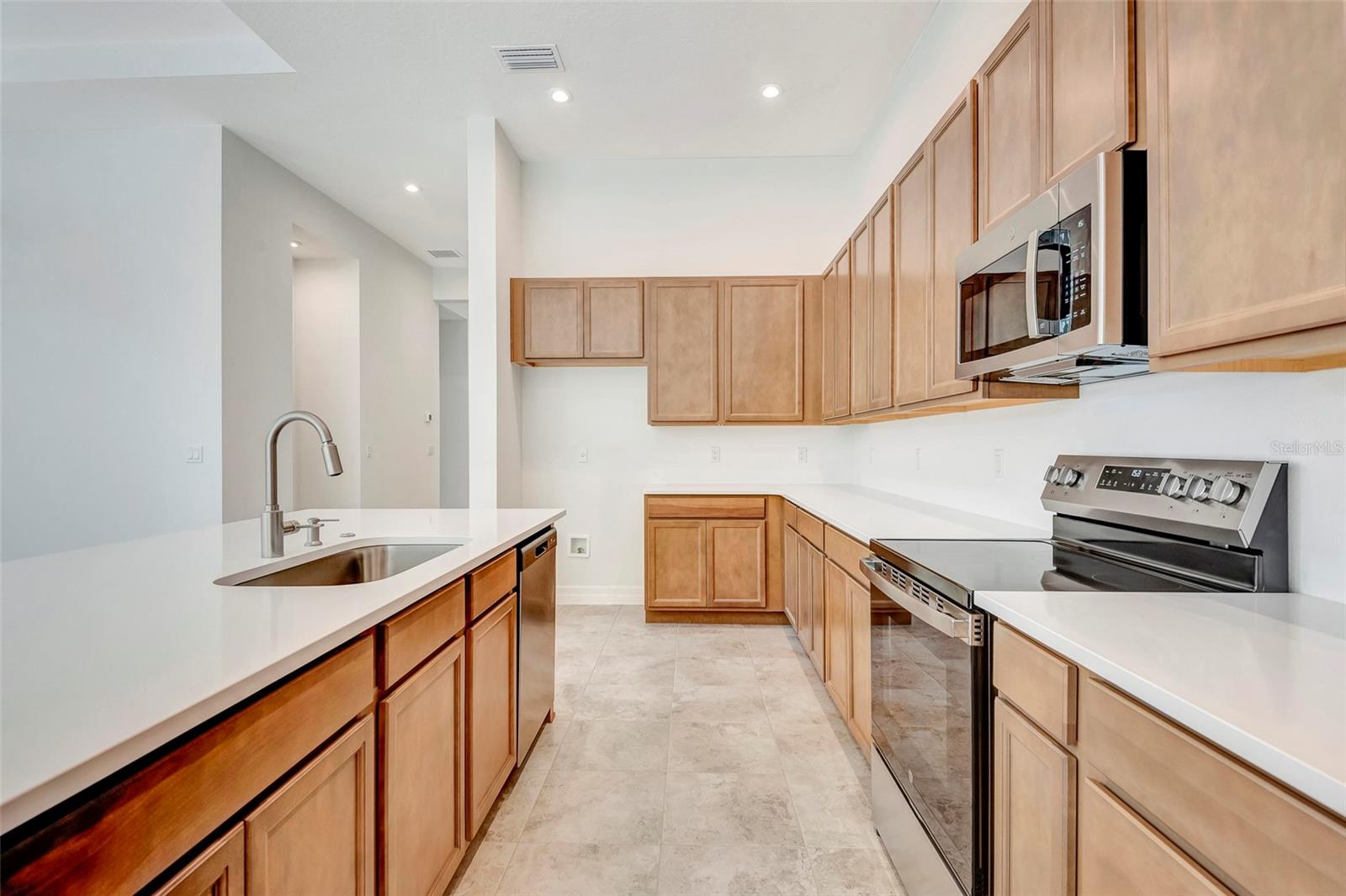 Listing photo id 0 for 1058 Liliana Drive