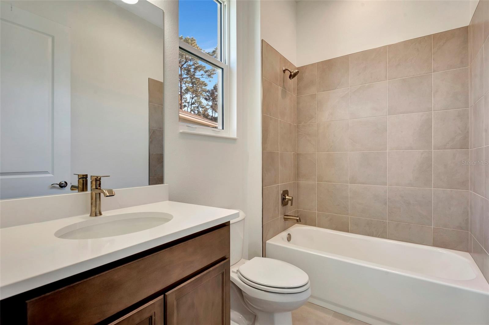 Listing photo id 21 for 1058 Liliana Drive