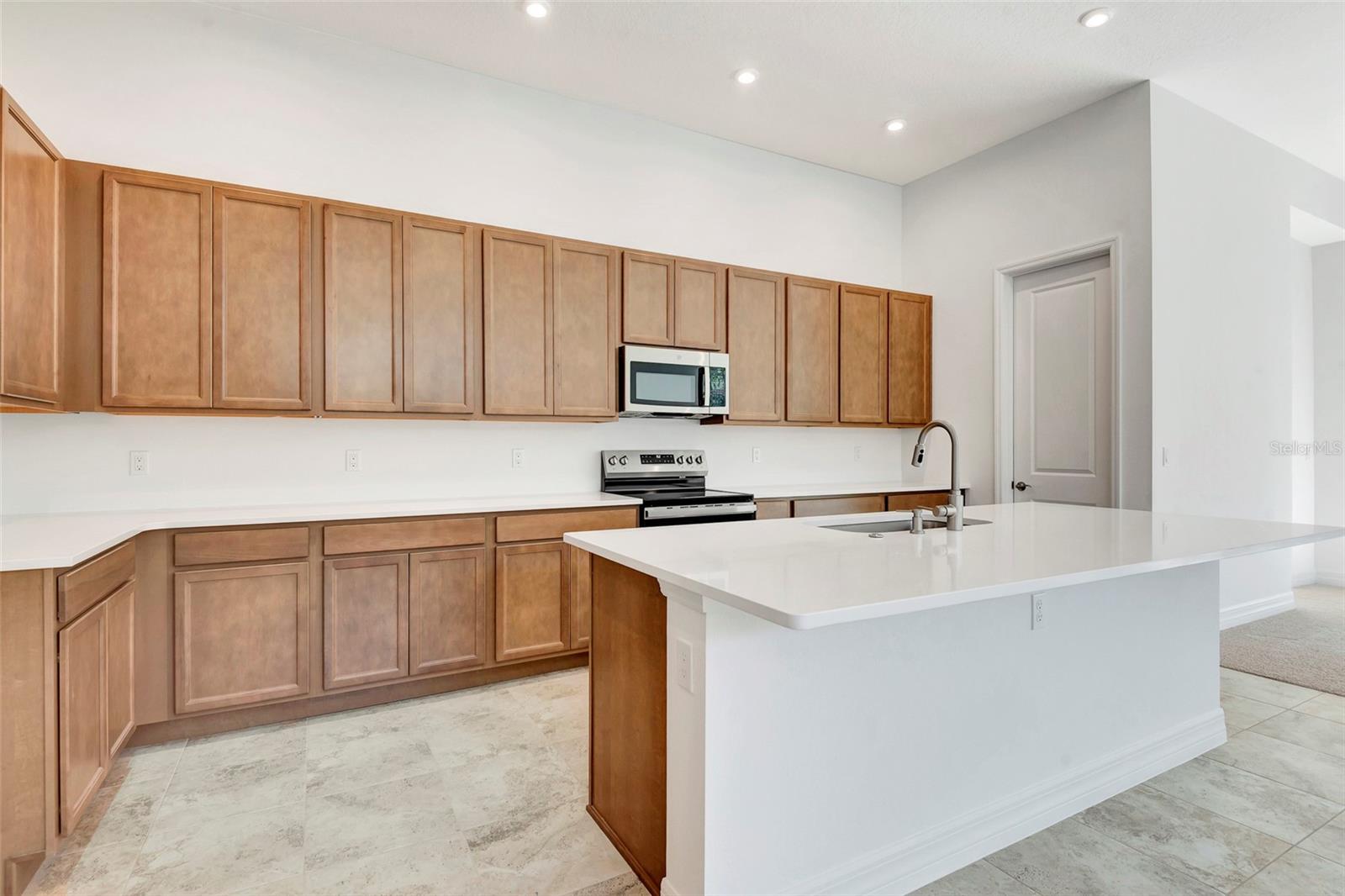 Listing photo id 2 for 1058 Liliana Drive