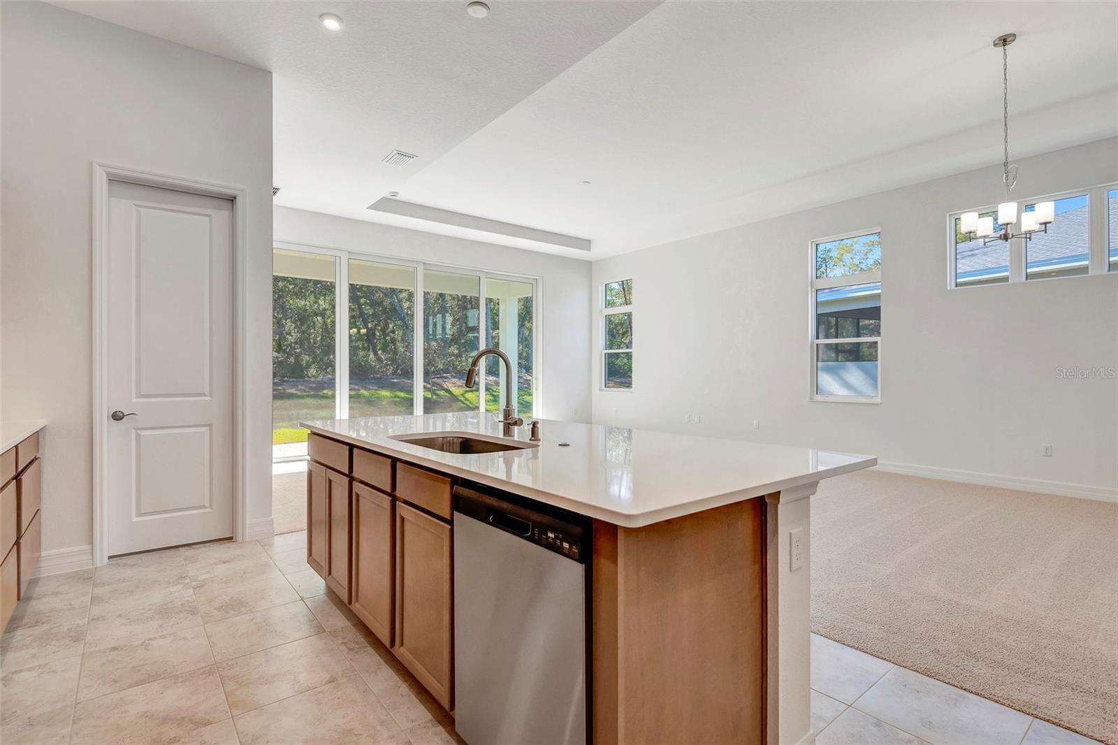 Listing photo id 3 for 1058 Liliana Drive