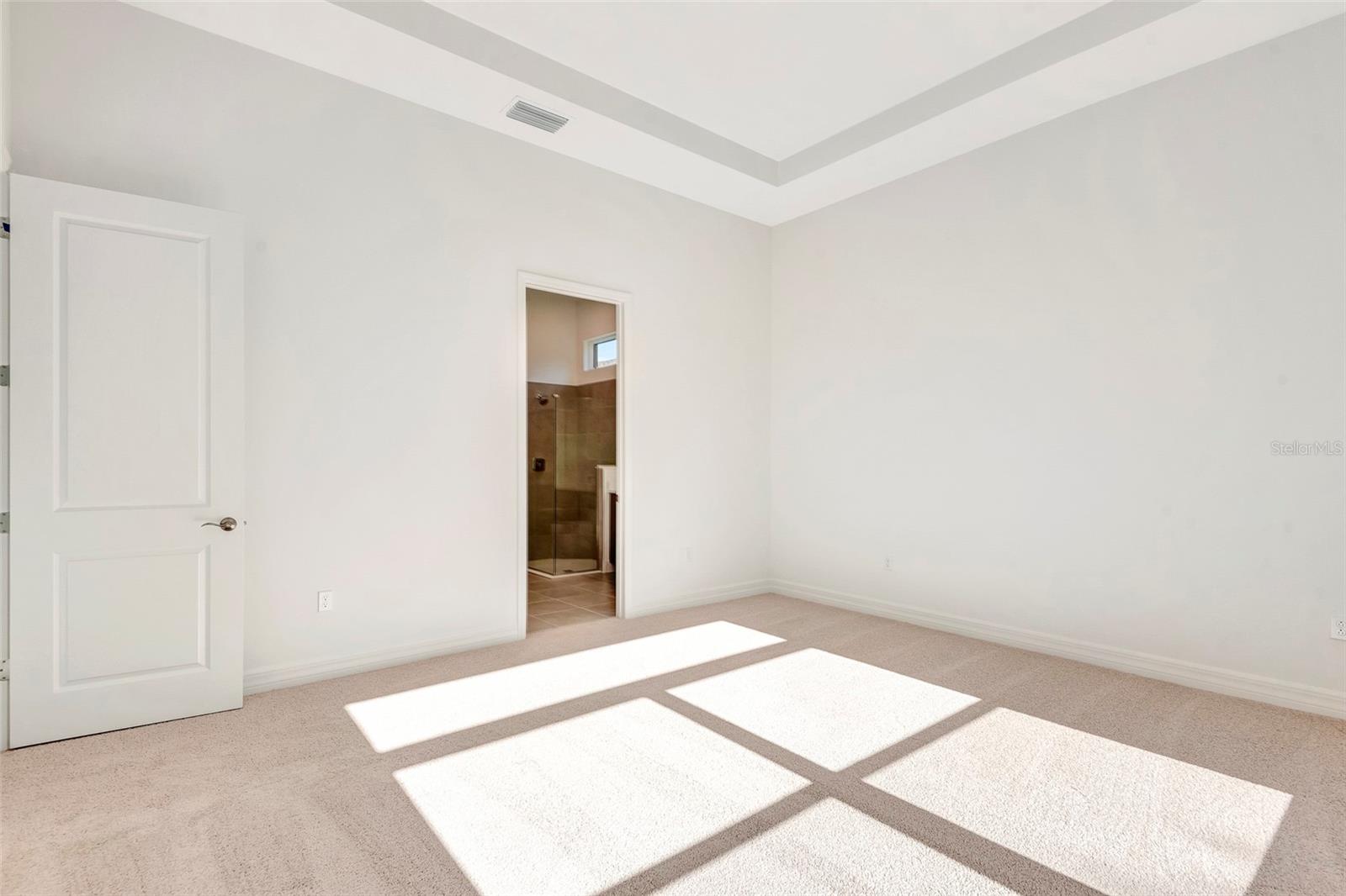 Listing photo id 4 for 1058 Liliana Drive