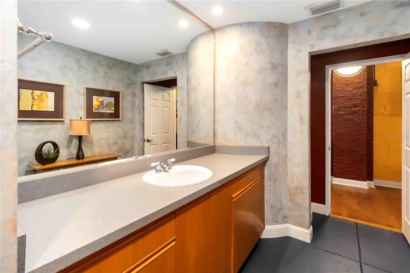 Image 21 of 43 For 62 Colonial Drive 301