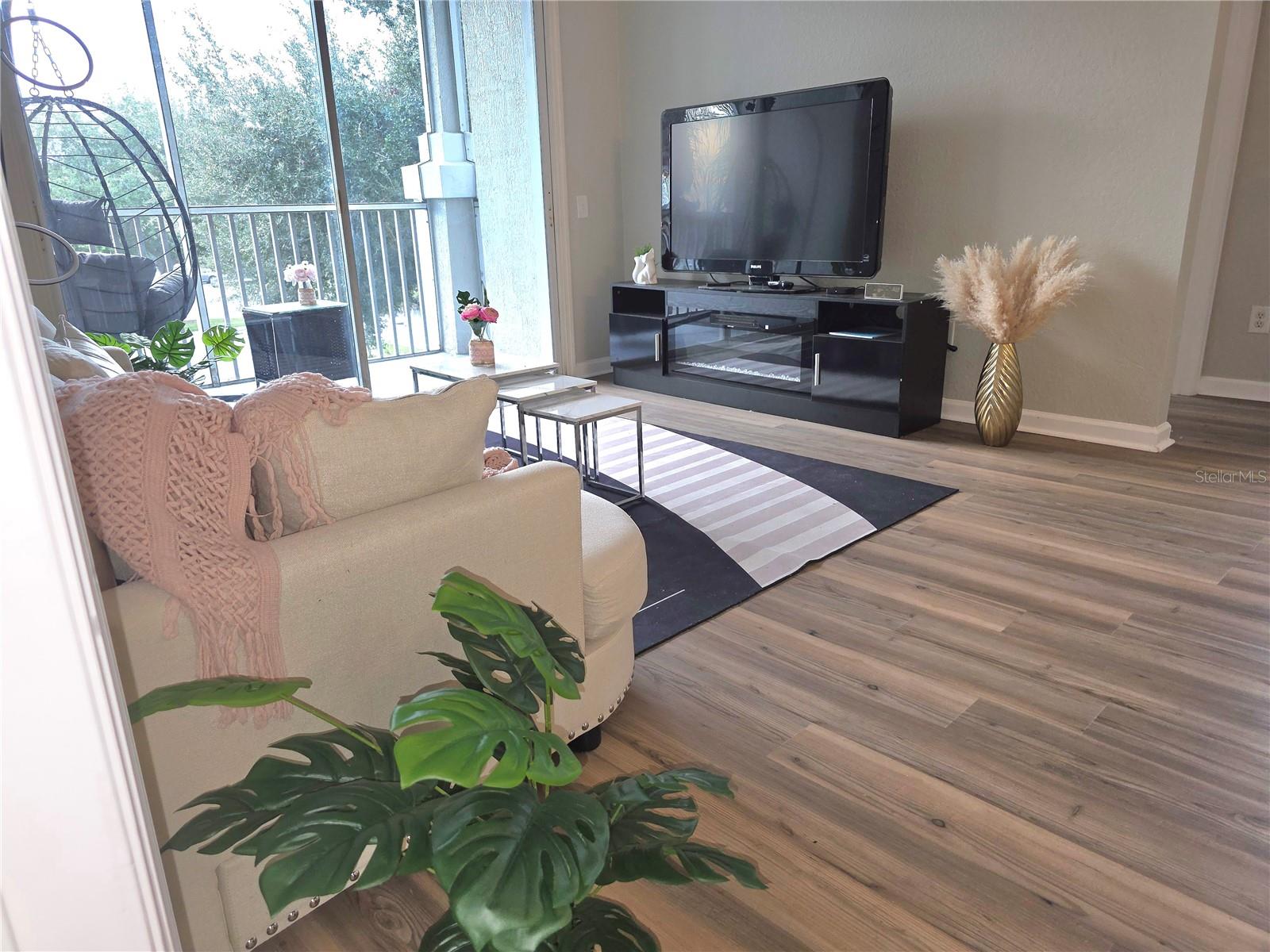 Image 3 of 21 For 2307 Butterfly Palm Way 201