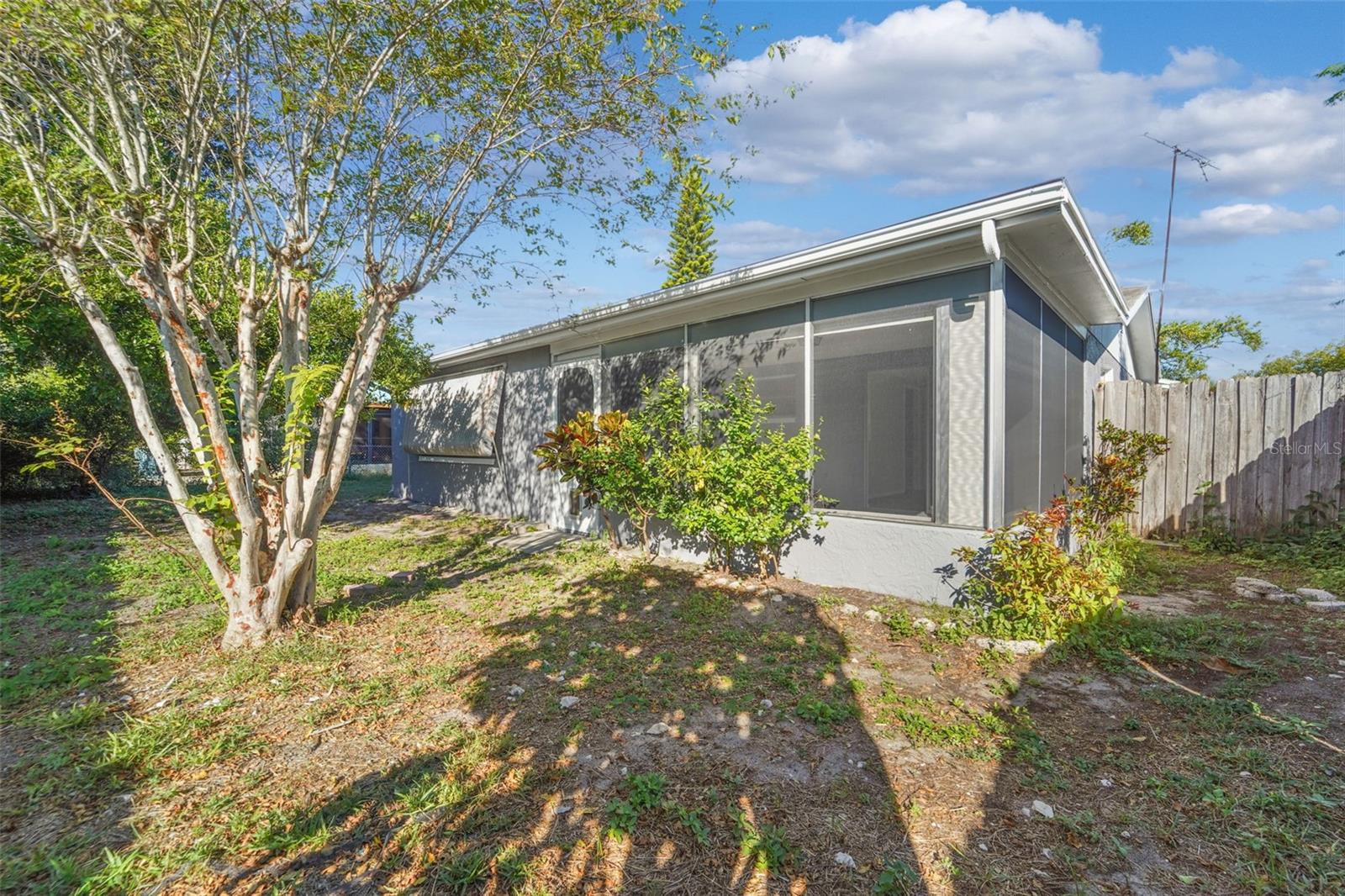 Image 18 of 21 For 9425 Palm Avenue